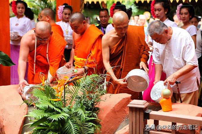 西双版纳泼水节攻略,西双版纳傣族泼水节和广西泼水节