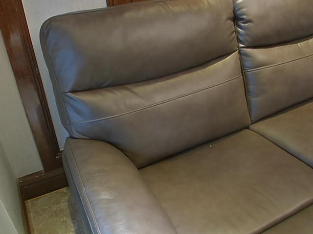 “没诚信！”女子花了14000元买“乐至宝”电动沙发到手的却是手动