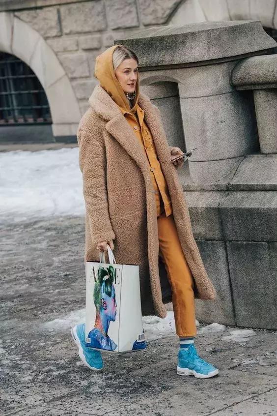 运动鞋怎么搭配大衣,韩国大衣运动鞋搭配