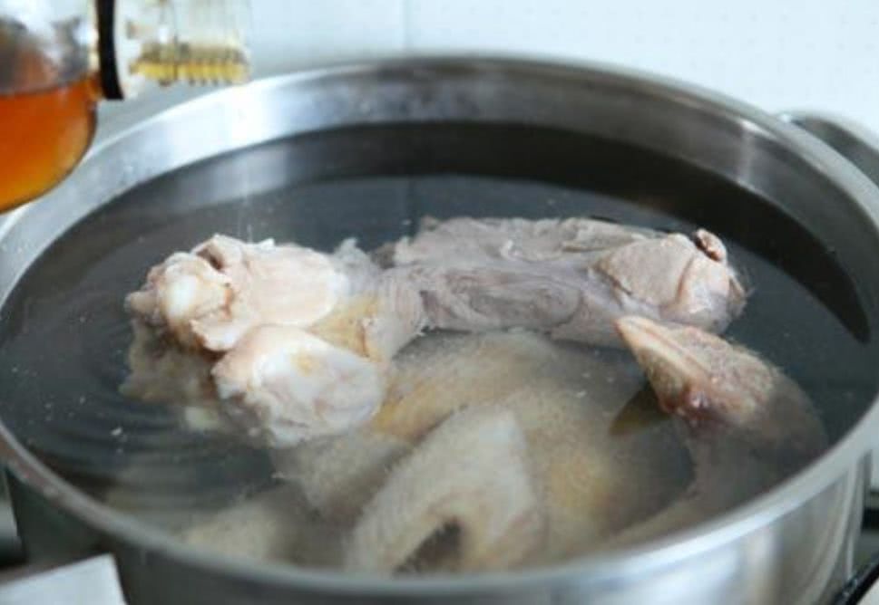 不懂熬高汤，如何能做出上好的卤汤？学学高手的经验吧