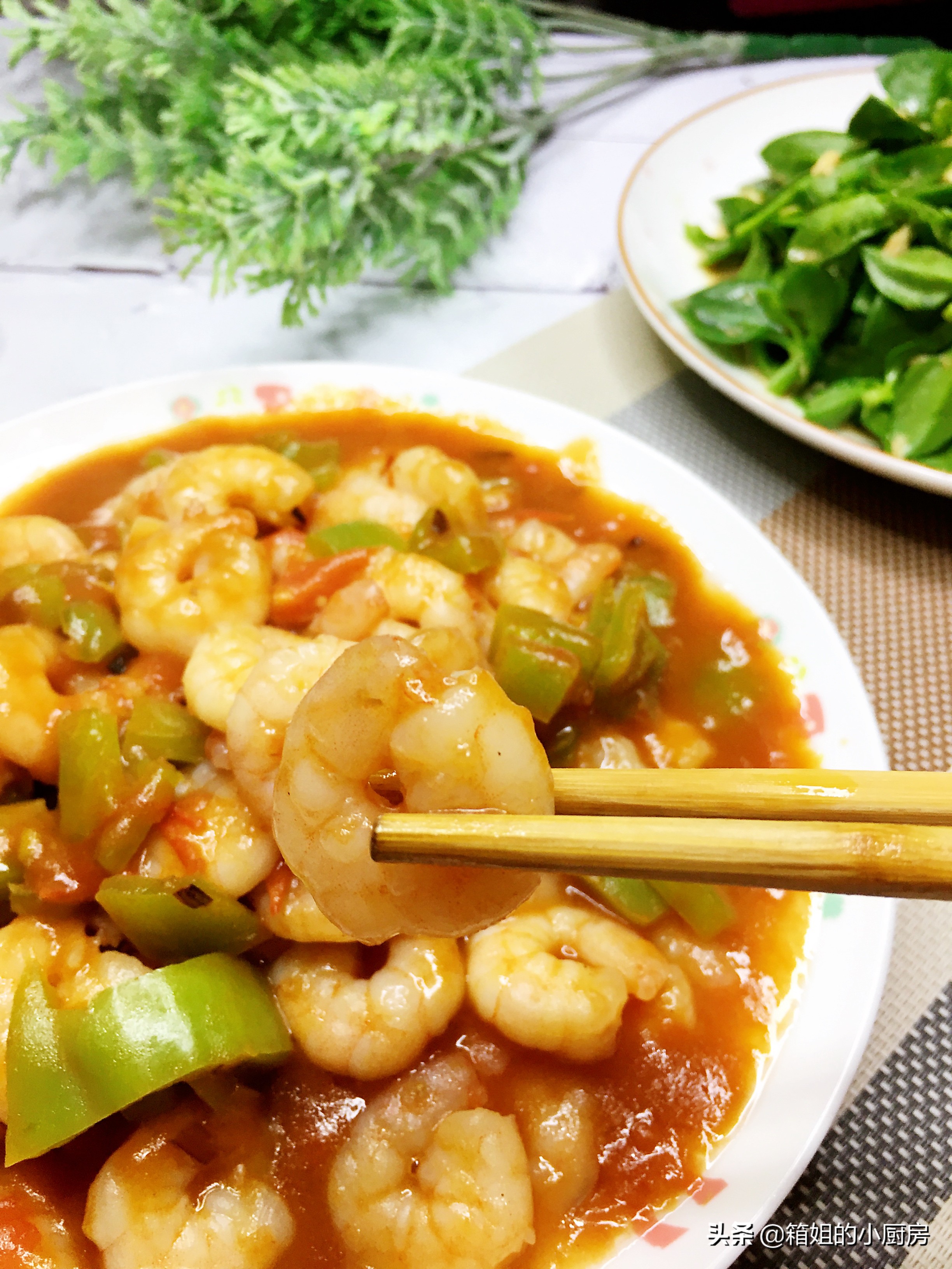 中午给大家分享一道西兰花炒虾仁,西红柿豆腐炒虾仁减脂