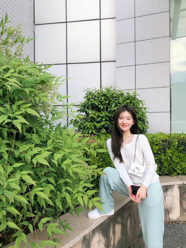 赵露思可爱系穿搭,赵露思穿衣搭配休闲灰色卫衣