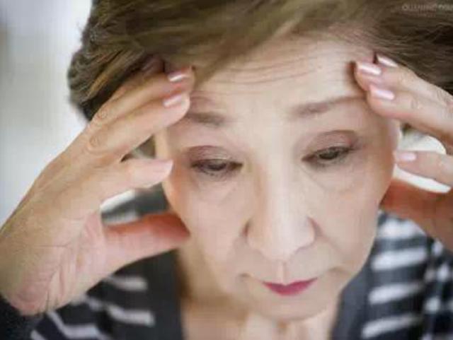 一名52岁的女性每天吃一片叶酸,45岁女性每天吃一粒叶酸的危害