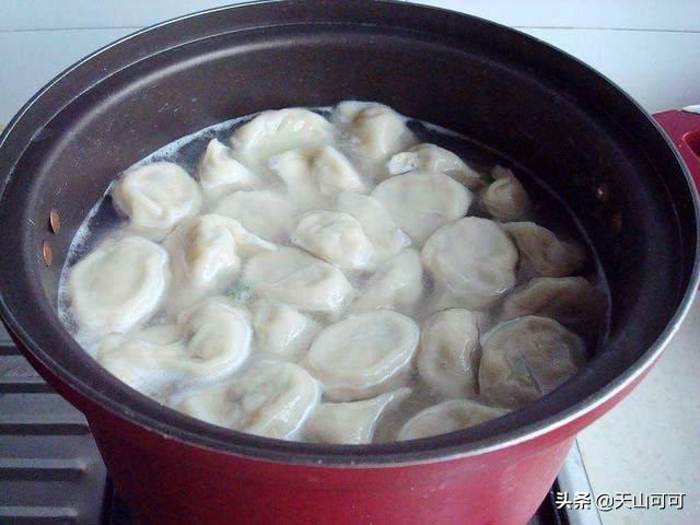 煮饺子怎么知道饺子熟没熟,煮饺子怎么判断熟了没