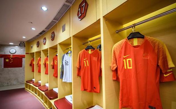 国足最美球衣,国足黑纹龙球衣