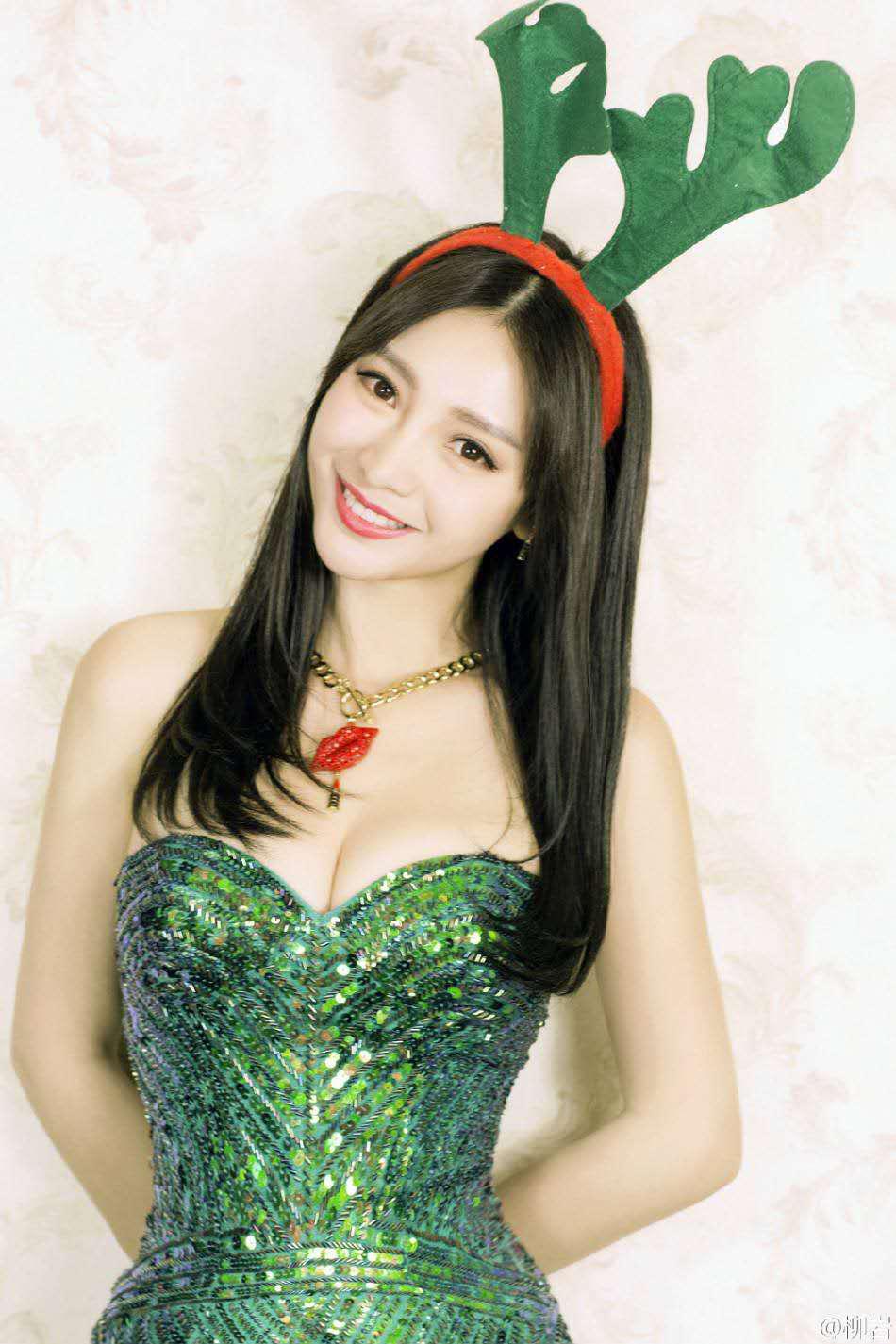 柳岩的胸真的好大，连衣服都遮不住的饱满