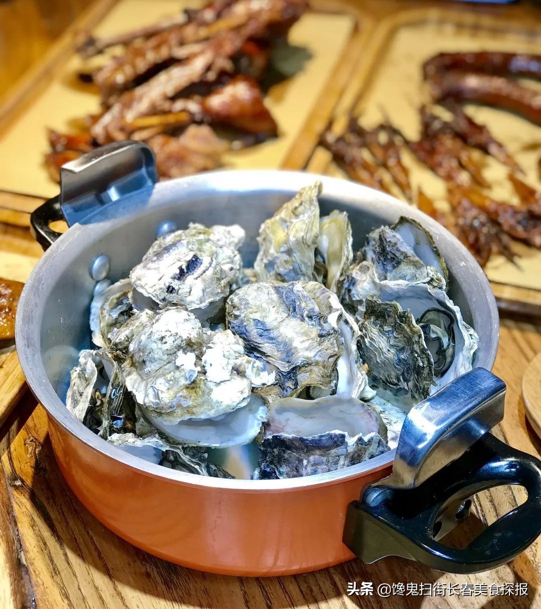 二道老厂区奇店。鹅的一切，全都炭火烤。烤鹅脖大锤抡