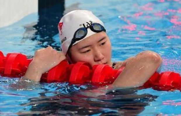 生理期遇上比赛日,23岁的她为国夺冠,赛后疼到虚脱,被抱下场