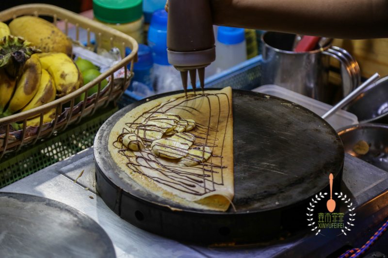 泰国大妈在卖米粉,泰国大妈街头卖椰子