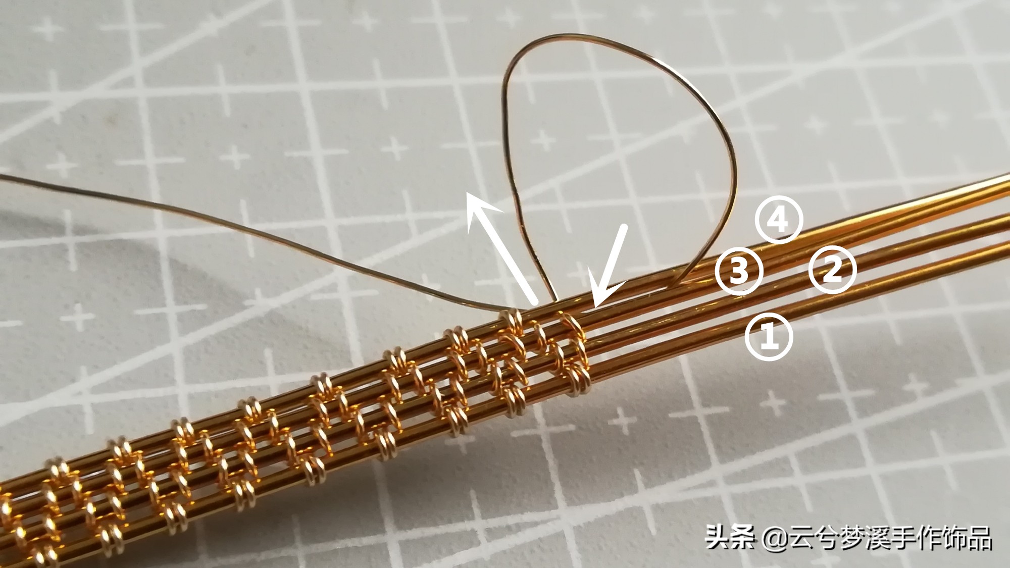 戒指最简单的绕线方法,一根扭扭棒蓝宝石戒指教程