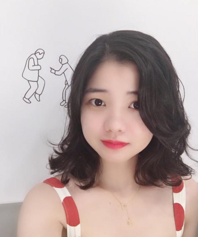 适合圆脸女生的有空气刘海的发型,八字刘海圆脸女生烫什么发型好看