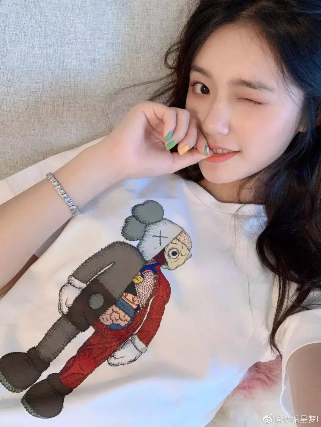 优衣库kaws联名连帽卫衣,优衣库联名kawst恤