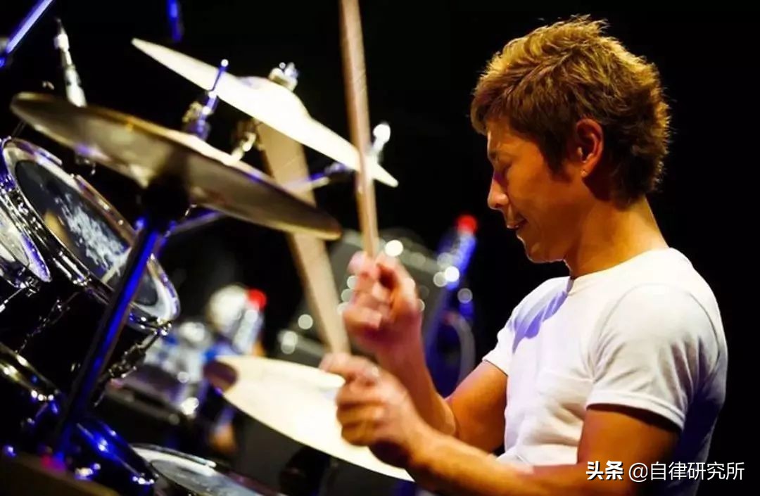 送10亿,征女友包下火箭登月高中毕业的他为何成为日本最潮富一代