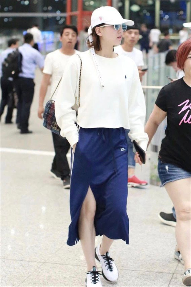 喜欢穿着简约的女人，来看看“复古运动风”，给你想象不到的时髦