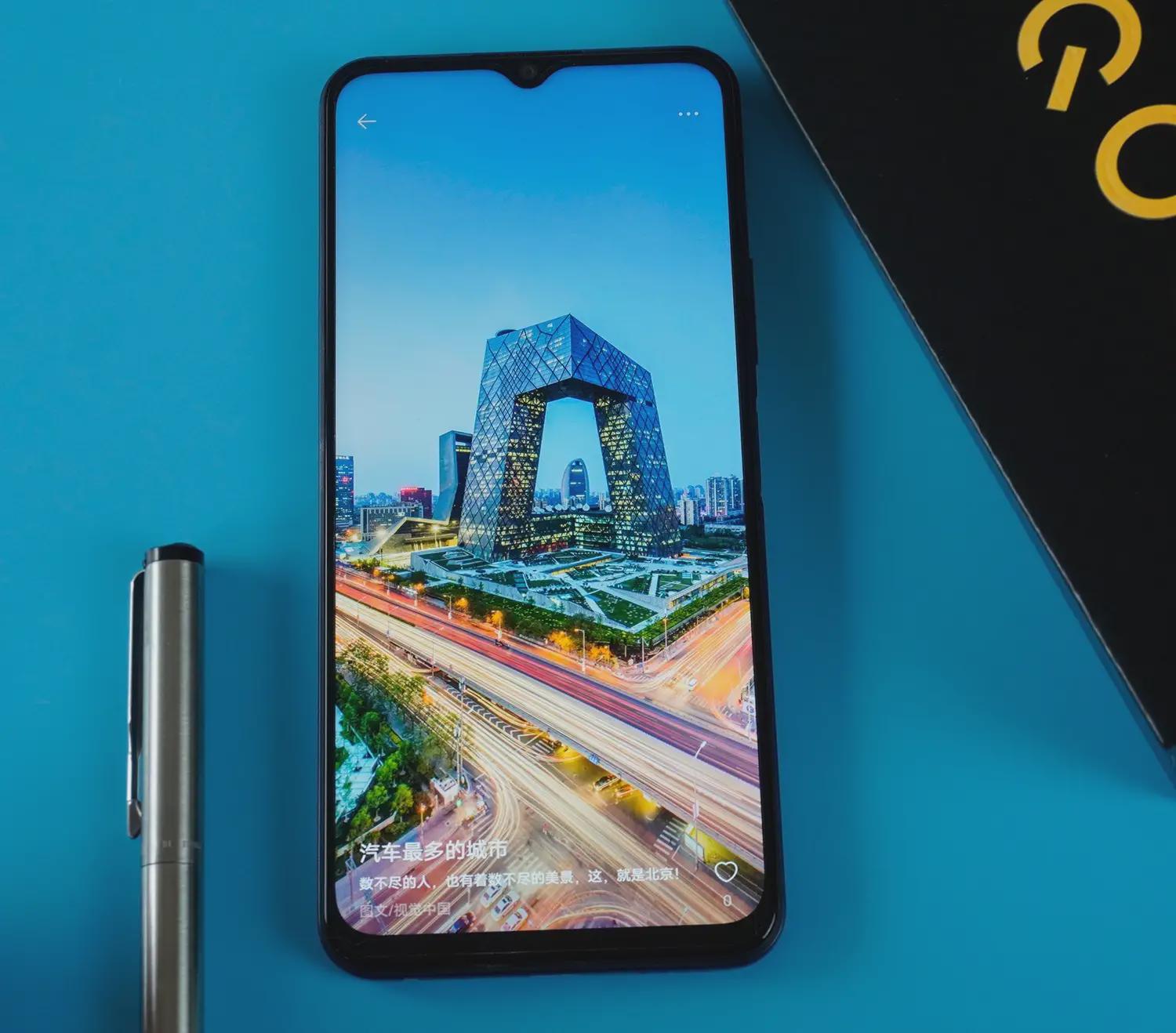 iQOOU3：神颜+高刷屏，有点香