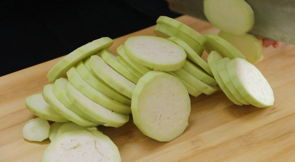 家庭版茄子馅饺子家常做法 (如何在家制作茄子馅饺子)