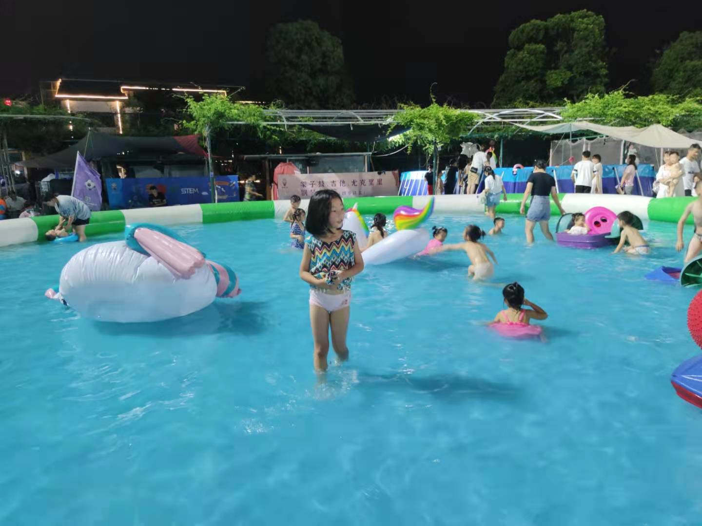 夏日晚上带娃运动,夏天带女儿晚上逛公园的视频