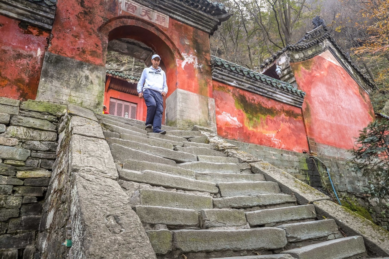 中国的世界文化遗产武当山金顶,悬崖绝壁山水画