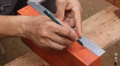 63岁中国大爷靠玩木头火到国外,61岁大爷惊呆外国人