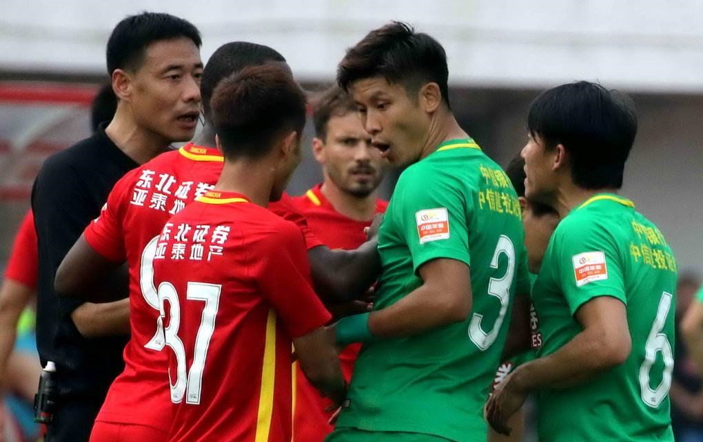 中超裁判组团恶心人，三大主裁5分钟判不出违规，再度刷新下限