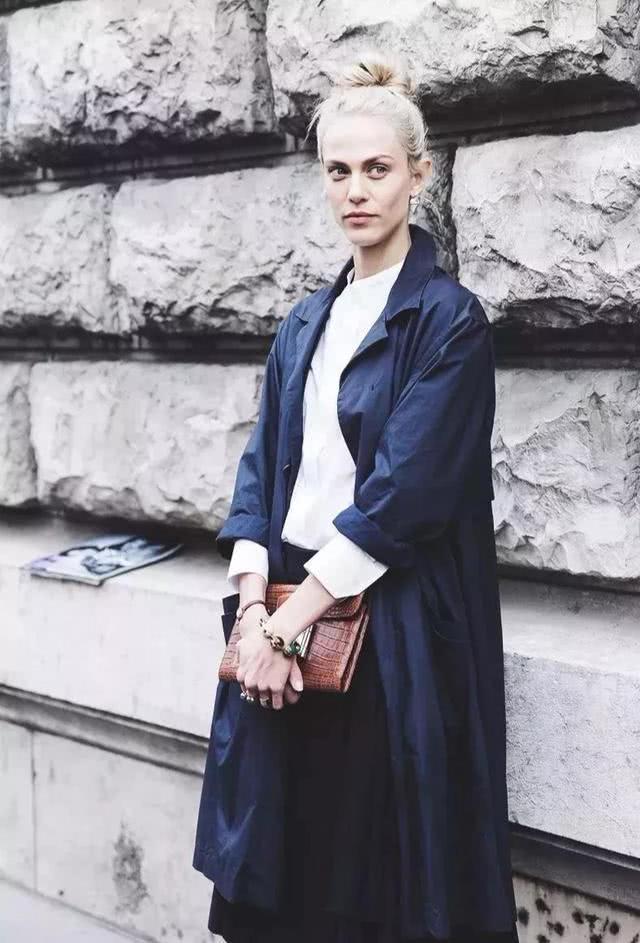 丝巾搭配西装裙子,小丝巾搭配西装外套的最新方法