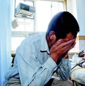 11岁小男孩把钢丝插进尿管,小男孩把数据线插进膀胱