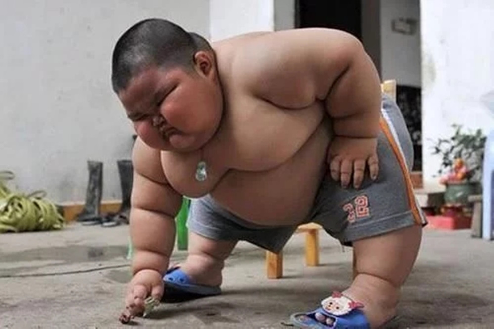 3岁男孩天天吃肉,13岁小男孩很胖天天吃肉