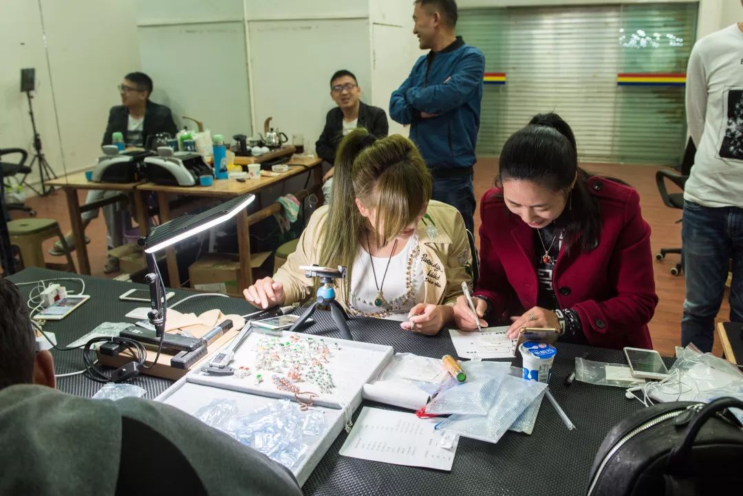 中缅边境直播卖翡翠谁家靠谱,老缅曝光国内直播卖翡翠