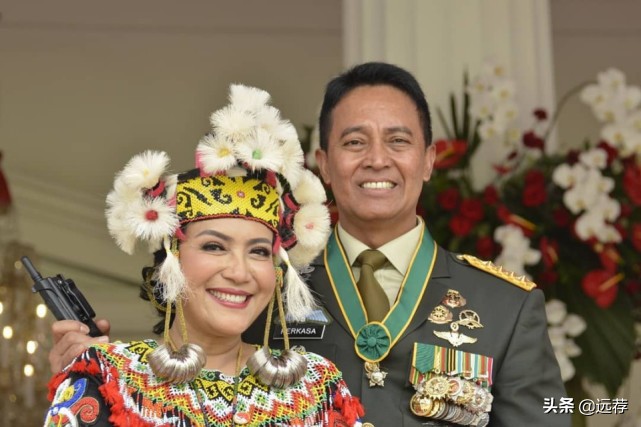 印尼*官高**夫人因戴超酷口罩引热议！价格达万元被质疑炫富