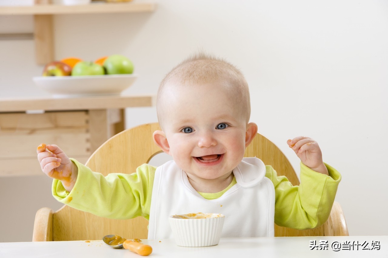 在辅食添加初期，就养成宝宝吃饭的几个好习惯，你需要这四种装备