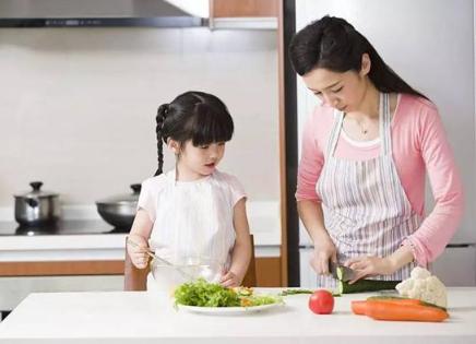 父母寒假赖床玩手机，7岁儿子做早饭，网友：这届父母真难带