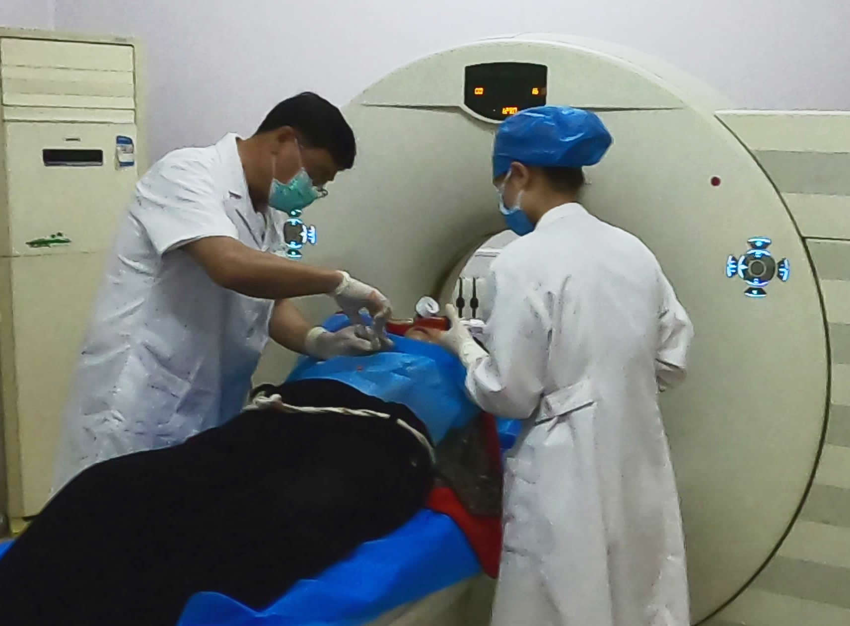 为90岁高龄的老大娘进行缓释库治疗