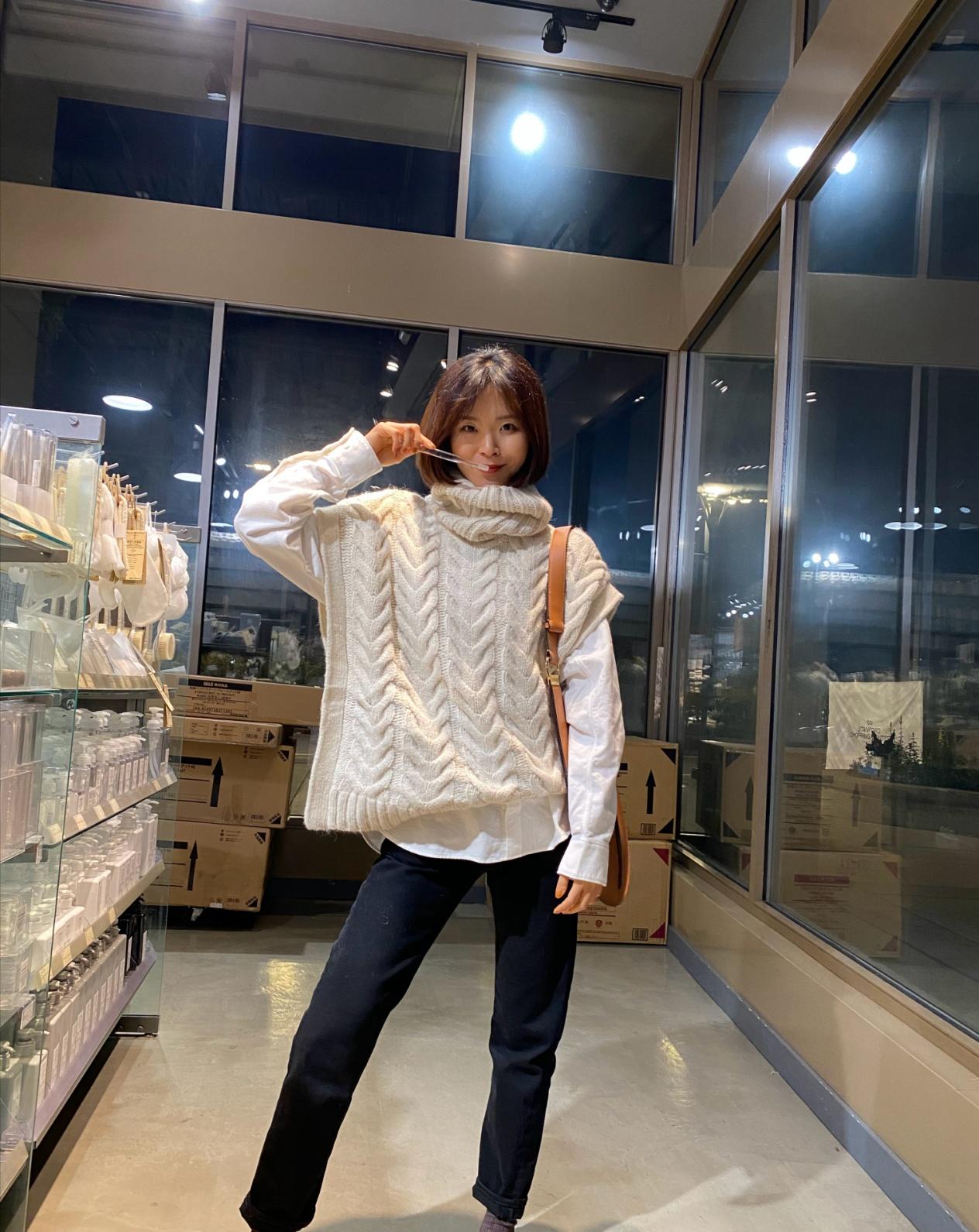 黑色大衣搭配什么颜色毛衣显高级,内搭毛衣也不含糊穿上这些美到爆