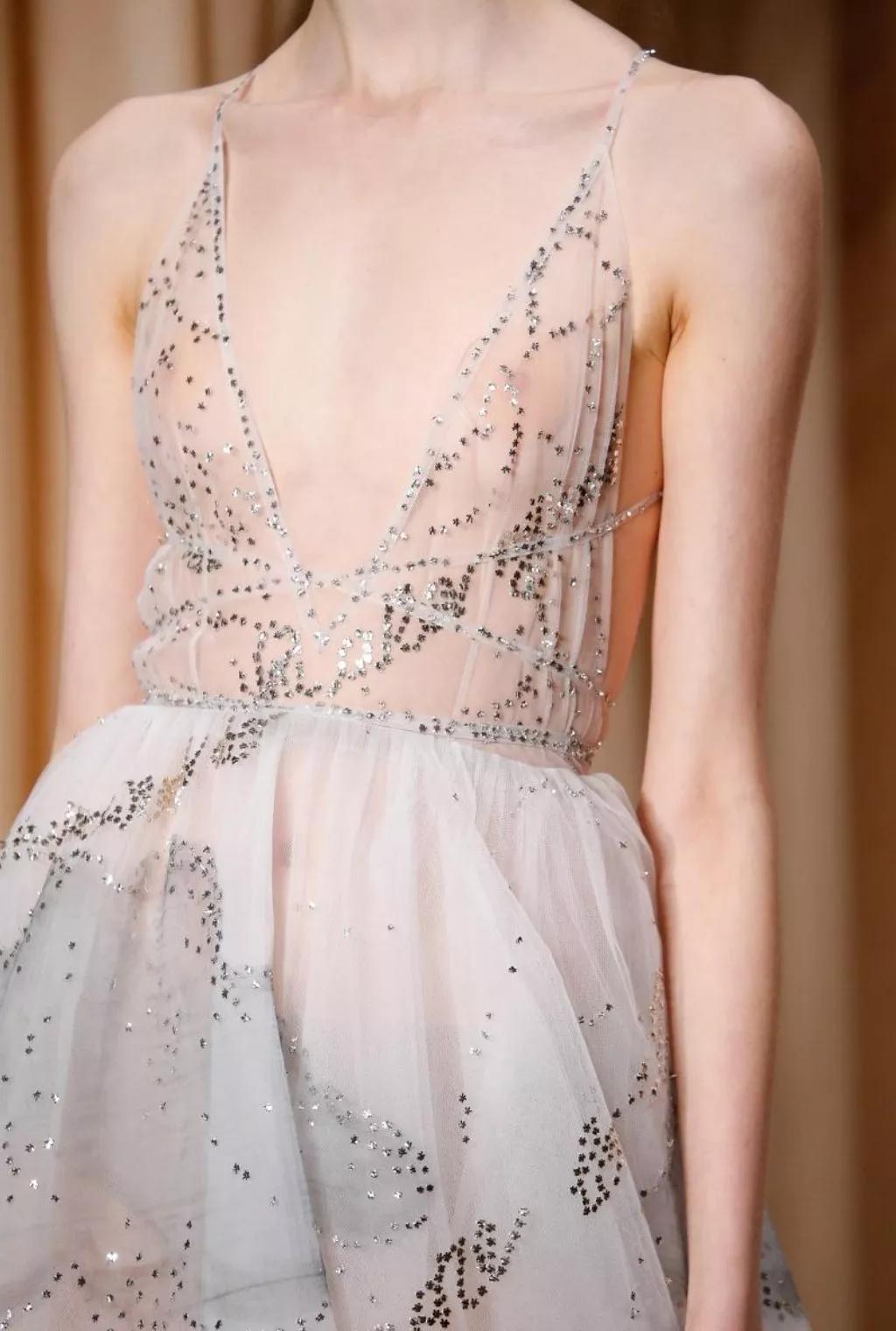 刘亦菲金裙子,刘亦菲穿一袭仙女裙现身活动