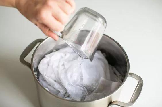 白色衣服发黄漂白剂洗得掉吗,衣服发黄怎么用漂白水