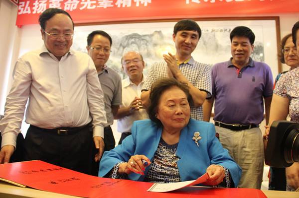 一位北京姑娘嫁大32岁美国人，辅佐8位美国总统：中国就是我的根