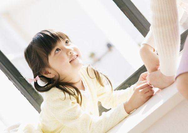 男孩打游戏妈妈喂饭,儿子打游戏妈妈喂饭