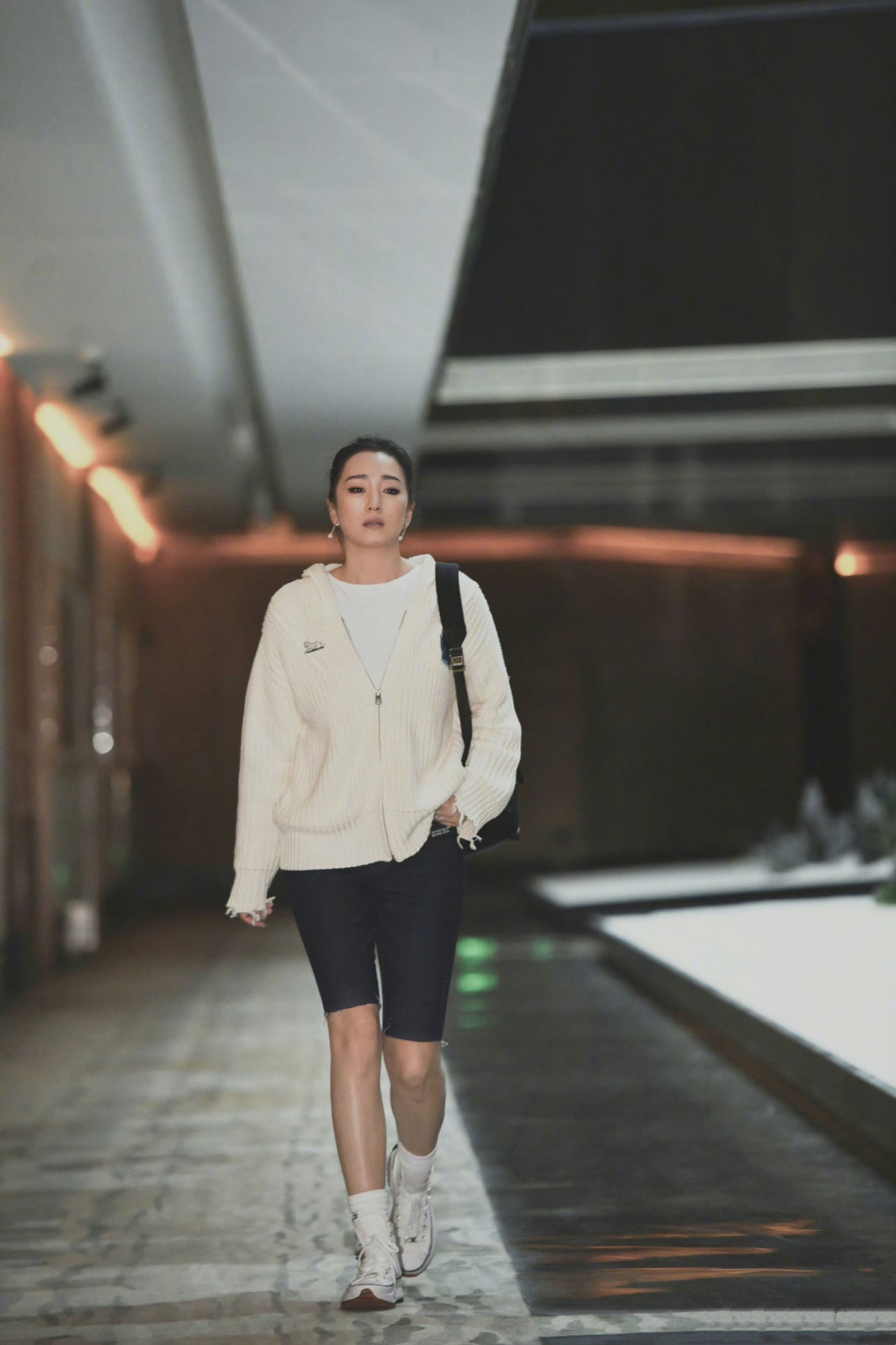 巩俐白衬衫配黑长裙,巩俐白衬衫配黑裙真是美炸了