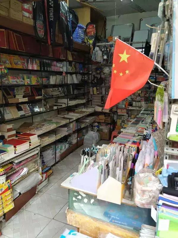 刺纹身脚踩松糕鞋那些年小寨百汇里西安80、90后的非主流青春