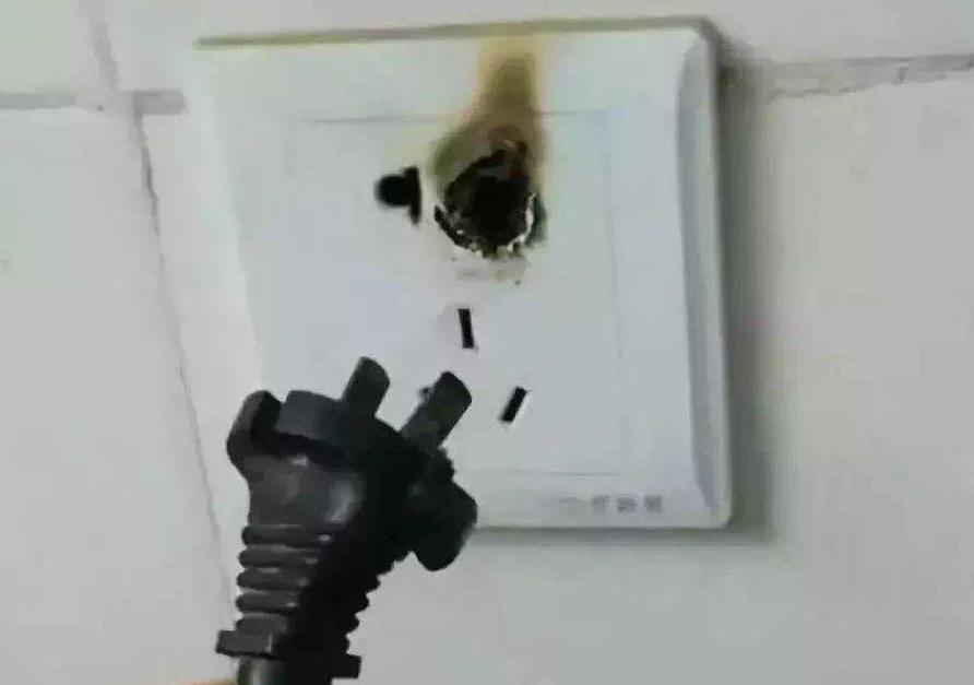 拔插头的时候为什么会有“火花”?