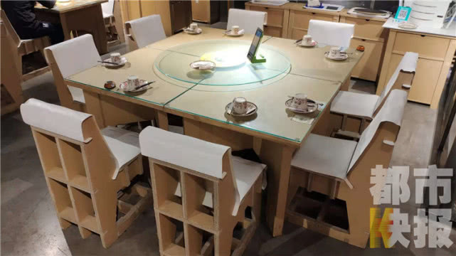 用废弃纸箱造出一座餐厅纸做的单人椅子能承担300斤以内的顾客