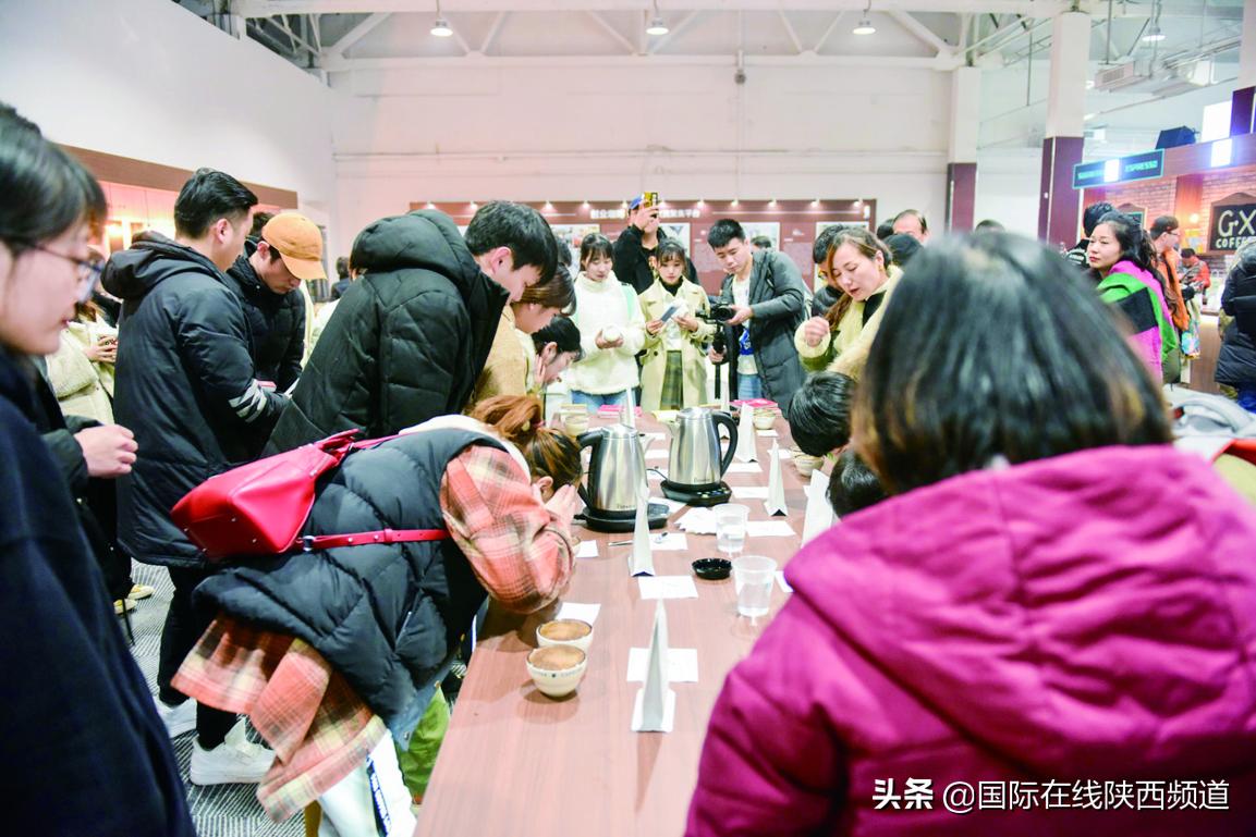 啡尝西安馥满古都激发多元消费潜力高新区在嘉会坊点亮“月光经济”新场景