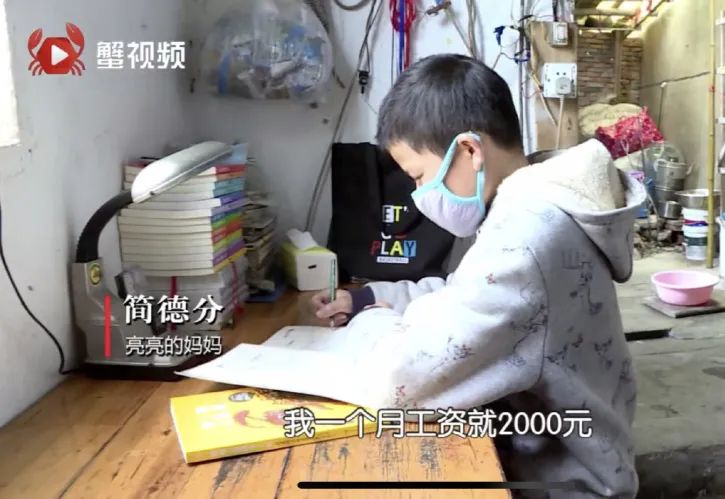 7岁女童案板下学习一个月走红,湖北7岁女孩躲菜市场案板下上课