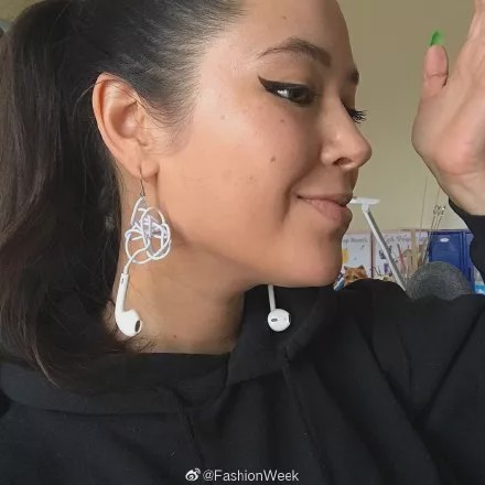 别人夸我耳环漂亮怎么回复,别人说你耳环比人好看你怎么回嘴