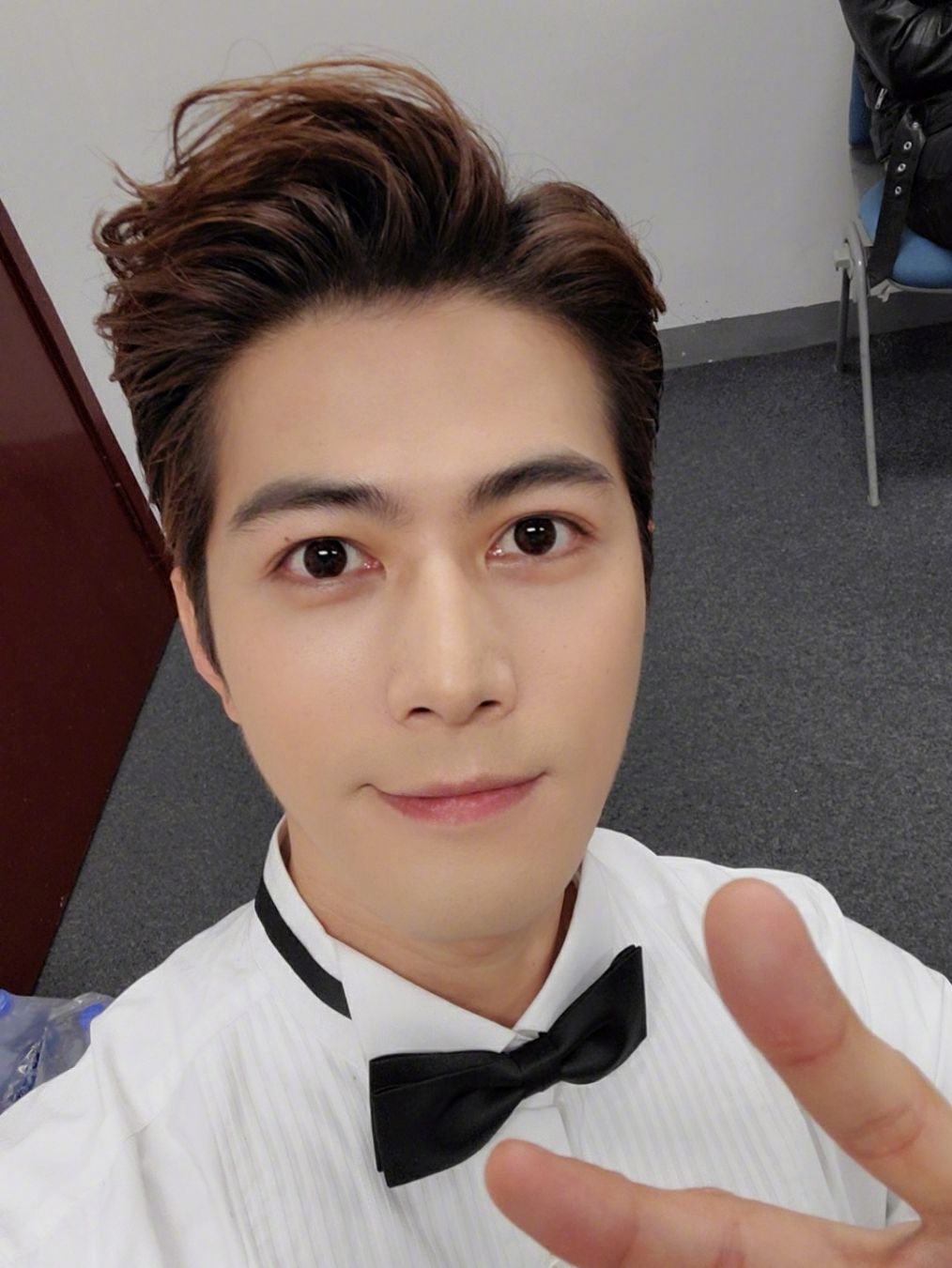 陈学冬车祸腿部受伤,陈学冬脖子扭伤视频