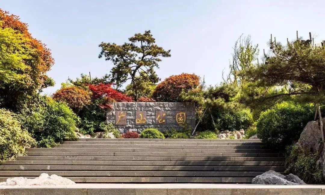 躲在与世隔绝的山里,与世隔绝的世外桃源的隐居生活