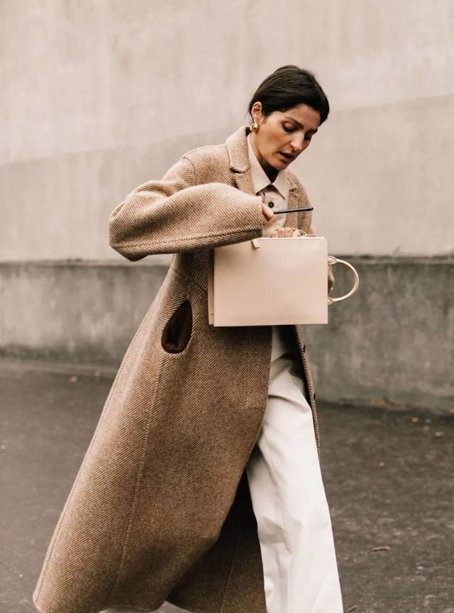 驼色大衣配色法则教你穿出高级感,暖驼色搭驼色大衣好看吗