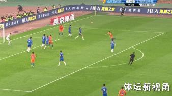 足协杯今晚再现争议判罚！鲁能悍将禁区险遭“踹头”裁判却无视