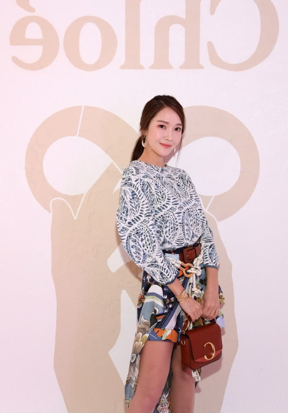 郑秀妍系了皮带还要系一条麻绳,把裤裙穿成披风,也是很个性了!