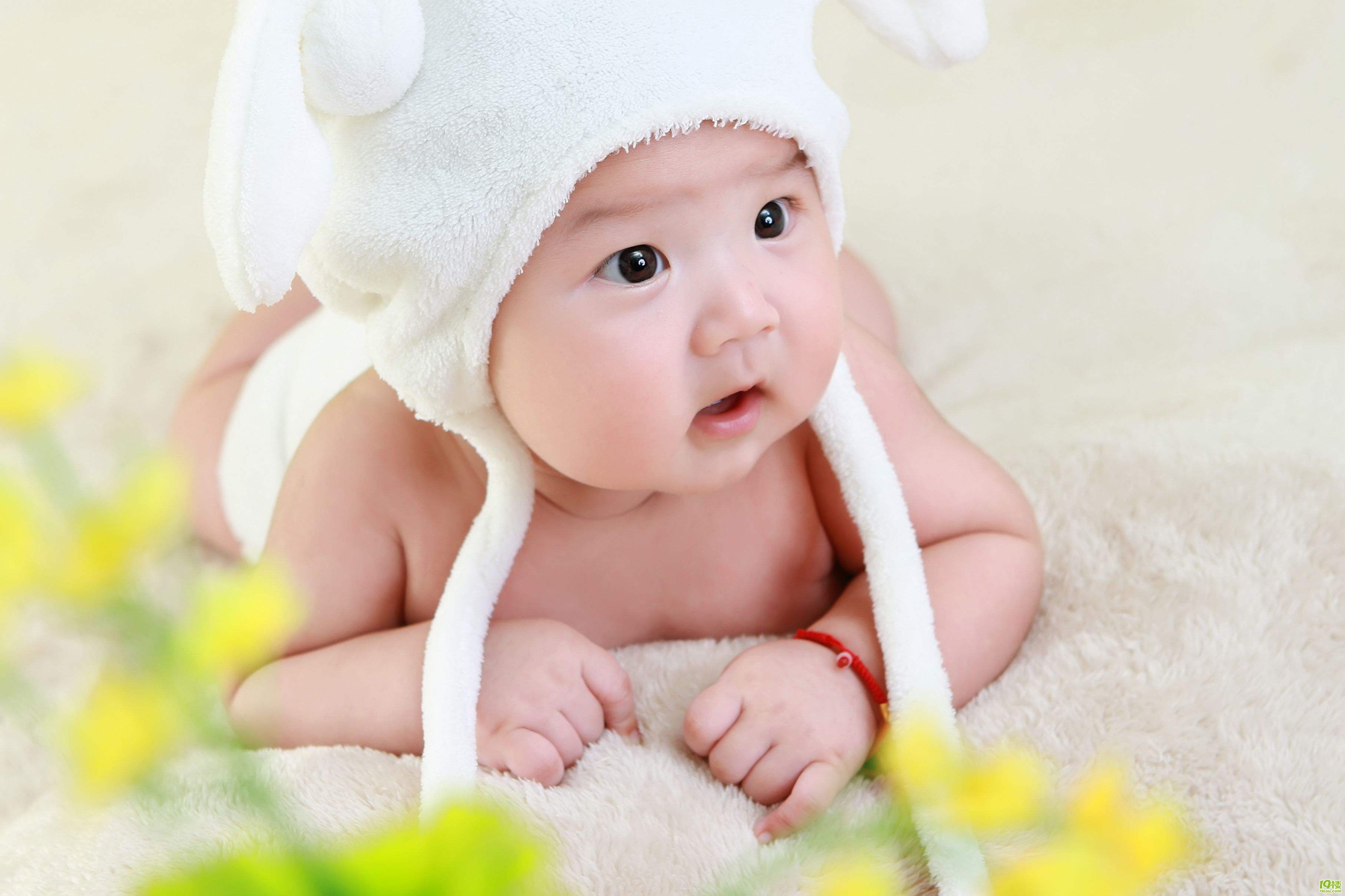 宝宝吐奶怎么办要不要喂奶,宝宝吐奶怎么办最全指南在这里